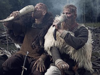 ヴァイキングの拷問法「血のワシ」が行われた理由とは？ 背中の肋骨を開いて肺を広げる残酷性の意味