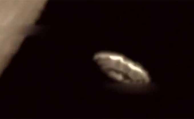 月を通る「超巨大円盤型UFO」映像！ 全長54km、宇宙人の存在を証明か？の画像1