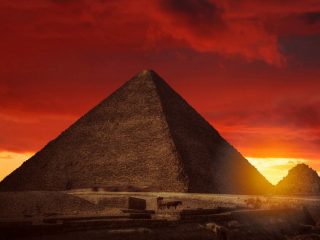 ギザの大ピラミッドは白く輝く8面体だった！ 驚くべき3つの特徴とは？