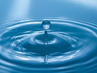 第2の“水”が存在か？ 水分子が鎖状に連結する可能性が最新研究で判明