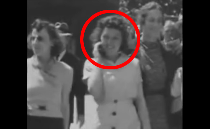1930年代の映像に「スマートフォン」を持つ女性、タイムトラベラーか？ 意外な真相が明らかに…の画像1