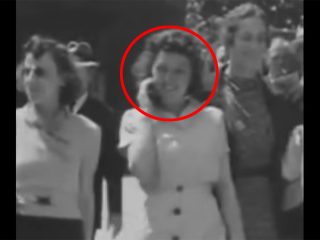 1930年代の映像に「スマートフォン」を持つ女性、タイムトラベラーか？ 意外な真相が明らかに…