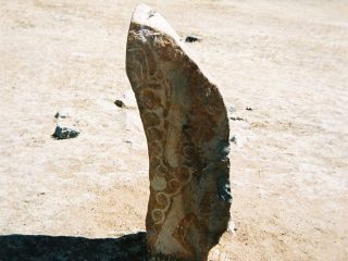 古代の巨石に刻まれた「空飛ぶトナカイ」の謎！ 先史時代のモンゴルに何故？