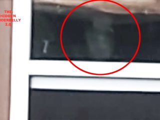 ガレージの窓から覗き込む幽霊を撮影か？ 侵入者の形跡なし…白昼の恐怖映像