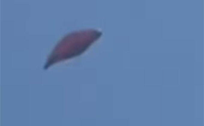 コロンビアで撮影された「三角形UFO」映像！ ホバリングしながら回転、奇妙な挙動の画像1