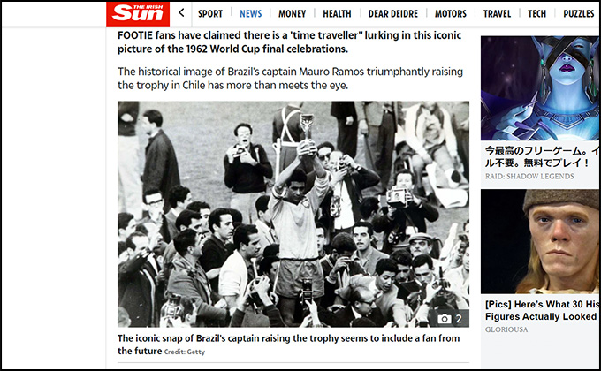 1962年ワールドカップに「ガラケーを持つ男性」、タイムトラベラーか？ 真相は…の画像1