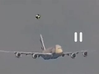 飛行機に接近するUFO映像！ 衝突寸前、奇妙な振動で撮影を妨害か＝ブラジル