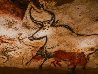 最古の記録？ 氷河期の洞窟壁画に描かれた謎の「文字システム」を解読！