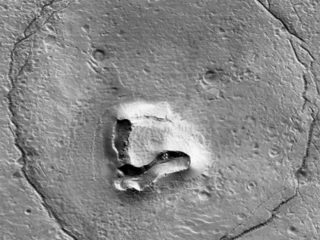火星の地表にクマがいる!? 「テディベア」のような顔を発見（米大発表）