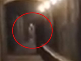 曰くつきの地下トンネルで「本物の幽霊映像」を撮影!? 懐疑派ジャーナリストも困惑=英