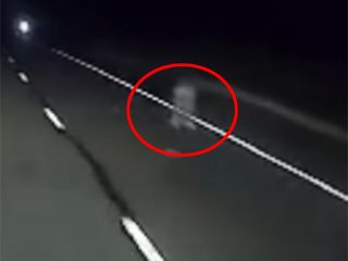 高速道路を歩く「下半身だけの幽霊」を撮影！ UMAナイトクローラーか!?
