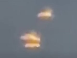 クネクネ動くオレンジ色のワーム型UFOが撮影される？ 合体&分離を繰り返し、クモの中へ…