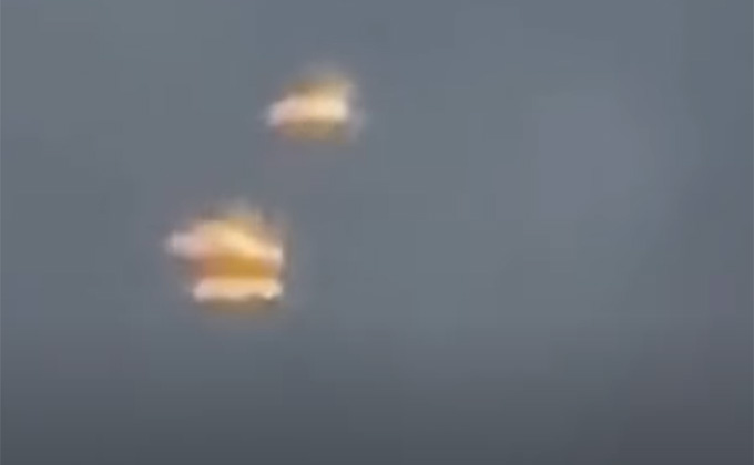 クネクネ動くオレンジ色のワーム型UFOが撮影される? 合体&分離を繰り返し、クモの中へ…の画像1