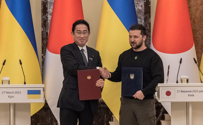 岸田首相はロシアに頭を下げてウクライナに訪問? ゼレンスキーはロシアと欧米のダブルスパイ、習近平の和平案でウクライナ美女が中国で人身売買の犠牲に=ジェームズ斉藤の画像1