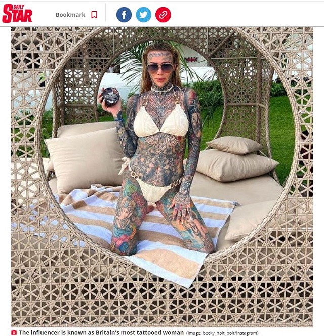 英国で最もタトゥーを彫った女性が超ド級のヴィジュアルを披露! 女性器にもインクを入れ… 全身の95%を彩色 「旅はまだ続く」の画像1