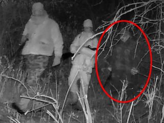 深夜の森で幽霊の姿がカメラに収められる!? 20年前に失踪した人物の霊か…