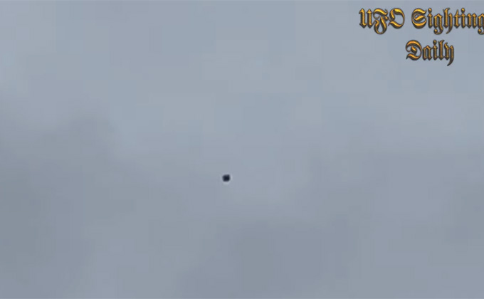 米上空に「キューブ型UFO」が出現! 軍用機の後を追うように現れ… 目撃者多数の画像1
