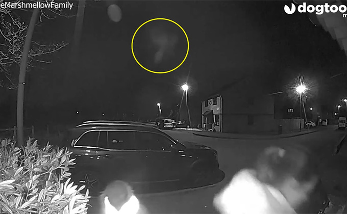 羽ばたく天使が撮影される? 玄関カメラに映った奇妙な飛行物体=英の画像1