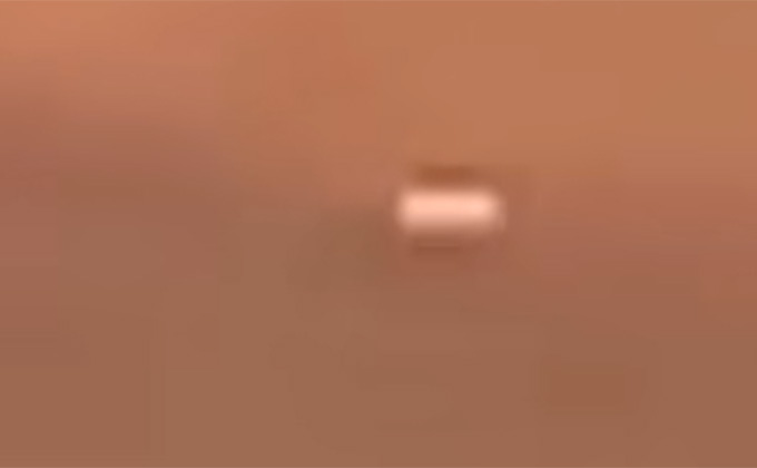 飛行機から撮影された葉巻型UFO映像! 2年前に出現した葉巻型UFOの再来か=米の画像2