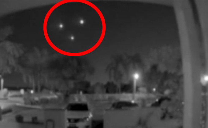 民家に超接近する「三角形UFO」が撮影される！ 無音で飛行… 軍事兵器の可能性は？＝米の画像1