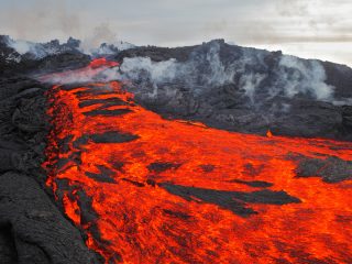 古代ハワイ人は火山で「溶岩サーフィン」をしていた！ 火山の女神に捧げる自己犠牲の儀式