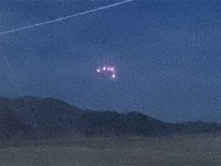 米軍基地にUFOが出現！ 「照明弾ではない」 数十人が目撃、映像が撮影される！