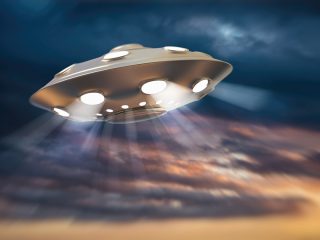 複数のライトを備えたUFOが目撃される？ 専門家が激白、宇宙人との遭遇は時間の問題か