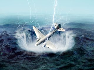 バミューダトライアングルの最も奇妙な失踪事件5選！ 人が消える無人船、嵐の中に消えた灯台守…