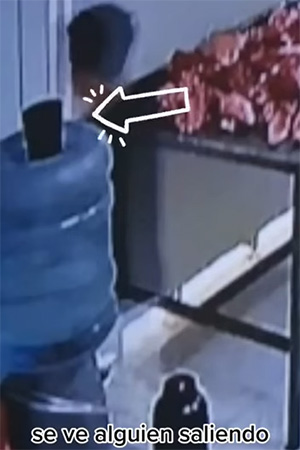 下半身が透けた幽霊が出現すると同時にナイフが落下! 不可解な心霊動画=アルゼンチンの画像1