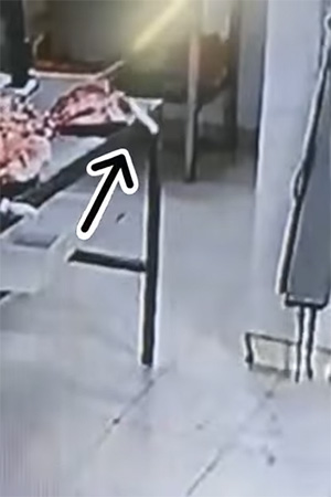 下半身が透けた幽霊が出現すると同時にナイフが落下! 不可解な心霊動画=アルゼンチンの画像2