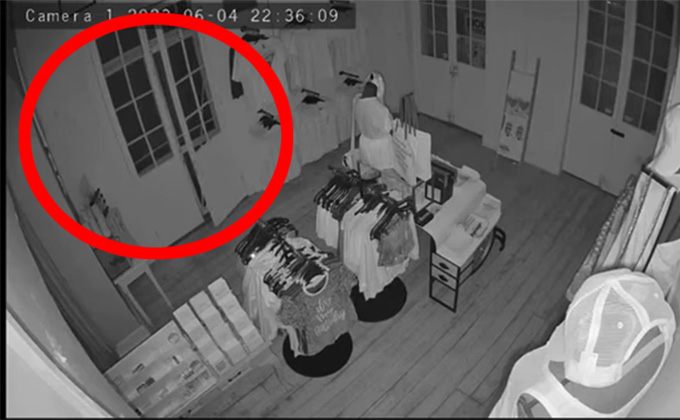 陽気な幽霊が来店する心霊動画が撮影される? ドアが勝手に開き…の画像1