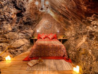 地下419mで眠れる「世界一深いホテル」が開業！ 高難易度のルートを1時間歩いて宿泊費10万円＝英