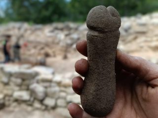 中世で使用された「男性器を象った石」を発見！ 恐ろしい用途が明らかに…