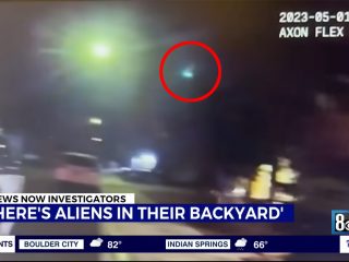 警察官のカメラが捉えた「夜空を疾走するUFO」映像！ 住民が3mの宇宙人と遭遇!?=米