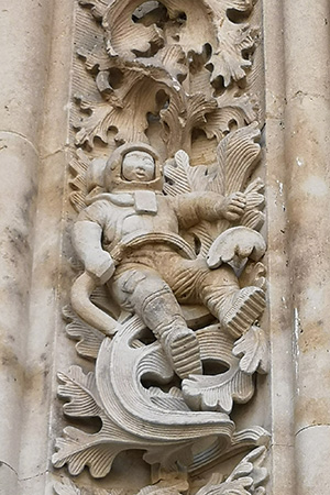 16世紀の大聖堂に「古代宇宙飛行士」のレリーフ! 宇宙人かタイムトラベラーか=スペインの画像2