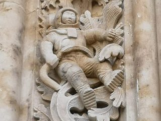 16世紀の大聖堂に「古代宇宙飛行士」のレリーフ！ 宇宙人かタイムトラベラーか＝スペイン