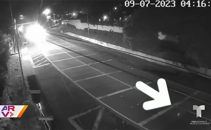 幽霊がバイク事故を起こした? 道路上の怪異が防犯カメラに映り込む=グアテマラの画像1