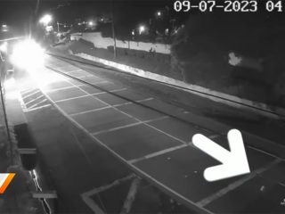 幽霊がバイク事故を起こした？ 道路上の怪異が防犯カメラに映り込む＝グアテマラ