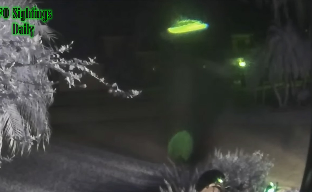 宇宙人が入ったポッドを地中に転送するUFO映像!? フロリダの地下に宇宙人基地が存在かの画像3