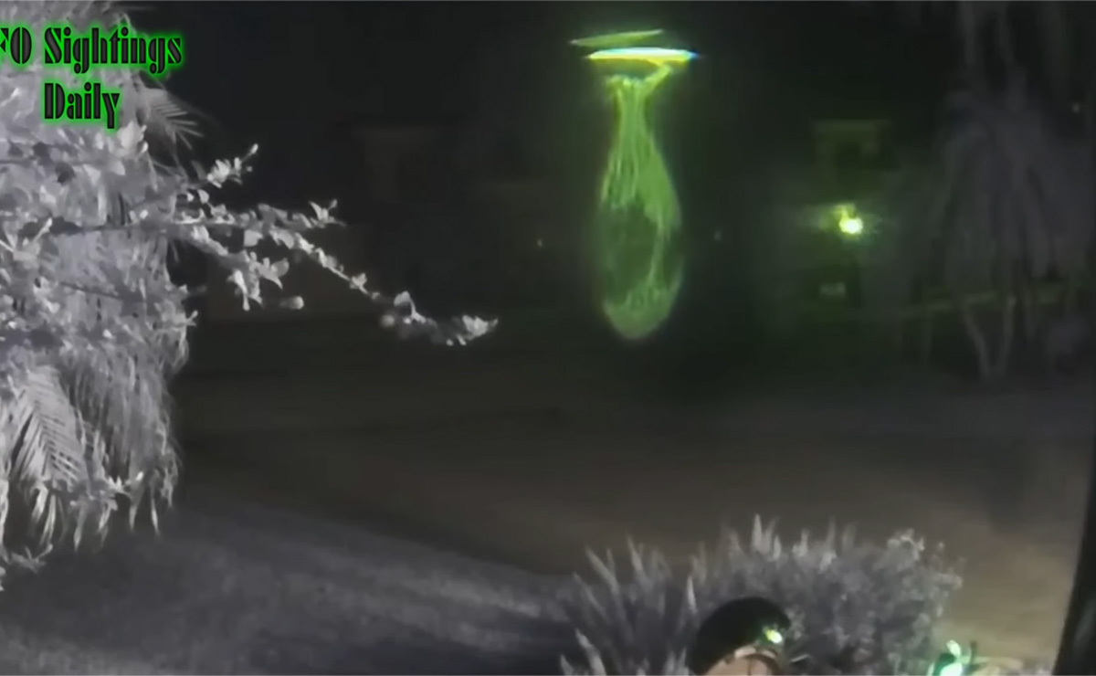 宇宙人が入ったポッドを地中に転送するUFO映像!? フロリダの地下に宇宙人基地が存在かの画像1
