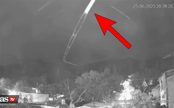 古代ピラミッドに空飛ぶ「光る柱」が出現! 奇妙なUFOを村民が目撃=メキシコの画像1
