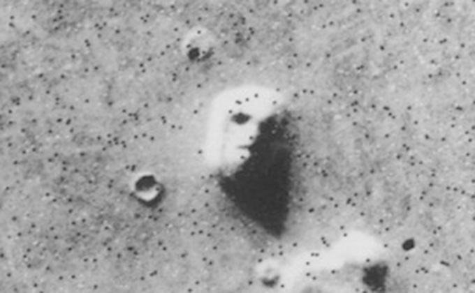 月面に「人面岩」が写り込んでいた!? 「火星と月に同種の宇宙人が存在」研究家の画像1