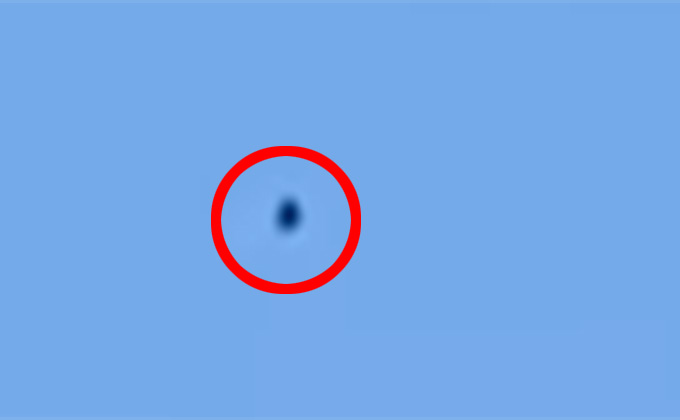 バグった動きのUFOが撮影される! 消失と再出現を繰り返し、撮影者にフラッシュを照射?=米の画像1