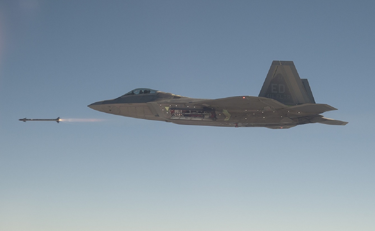 今年2月UFOがアラスカで米戦闘機と交戦!? ミサイル効果なし、気球ではない異常な物体… 米ジャーナリストが暴露の画像1
