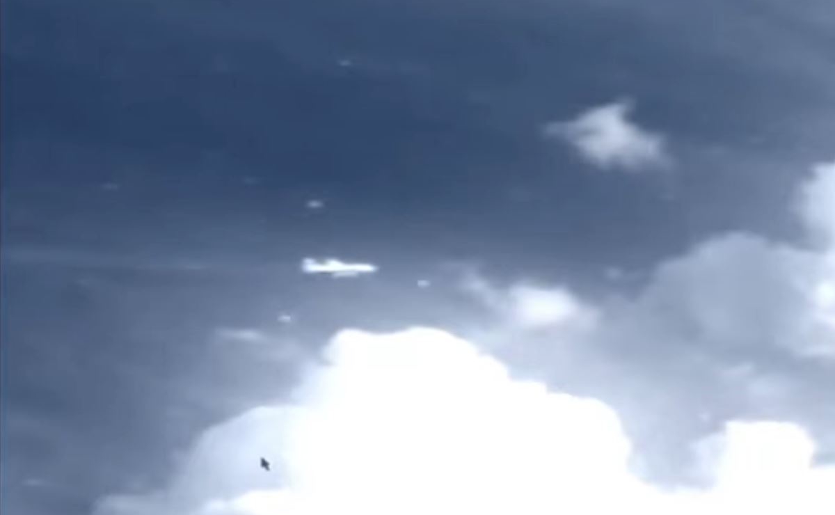 航空機がUFOに取り囲まれ消失する衝撃映像! 消えたマレーシア航空370便は異次元にテレポートした!?の画像1