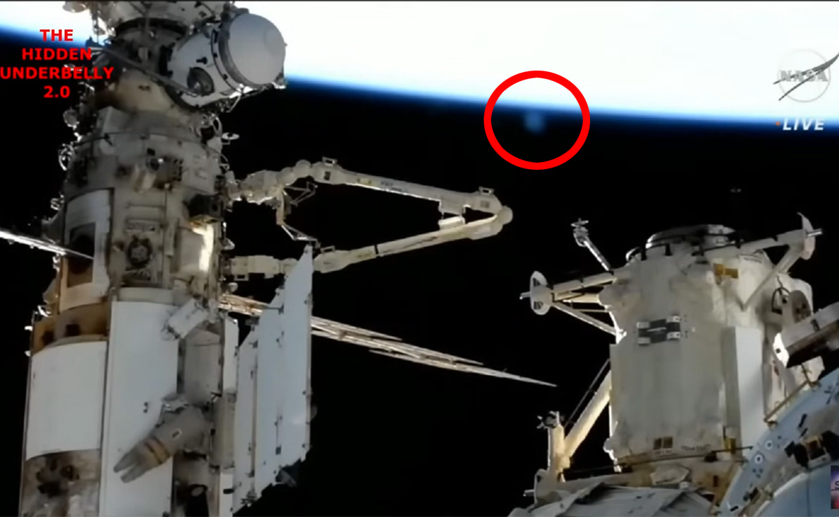国際宇宙ステーションにUFOが出現！ ロシア宇宙飛行士の船外活動を監視か？の画像1