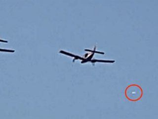 UFOが飛行機とパイロットをスキャンしている衝撃映像！ 米国防総省が公開したUFO映像と同一の機体か