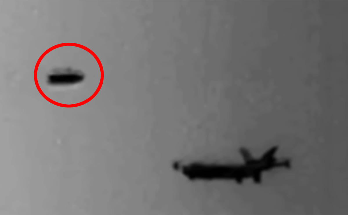 米偵察機が撮影した奇妙なUFO映像! 前後に動きながらビームを照射… 米国防総省の見解は?の画像1