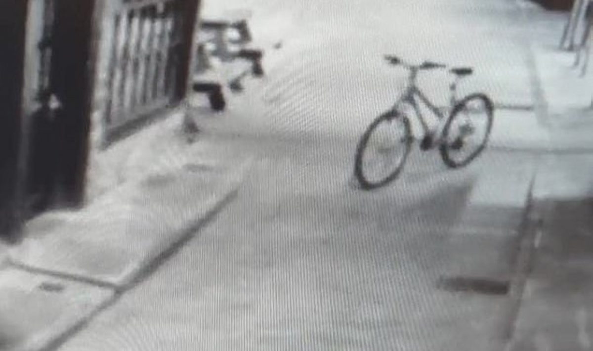 監視カメラが捉えた「心霊自転車」  無人で走行する姿に市民騒然！の画像1