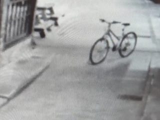監視カメラが捉えた「心霊自転車」  無人で走行する姿に市民騒然！